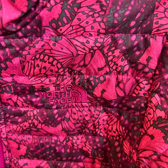The North Face Roxbury Pink Reversible Camo Butterly & Faux Fur Winter Jacket - Picture 6 of 9